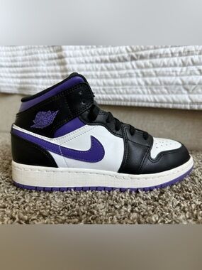 Nike Air Jordan 1 Mid “Dark Iris” GS size 4.5Y